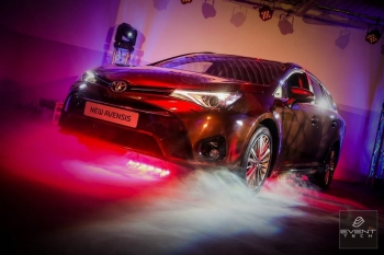 samochód na chmurze Toyota