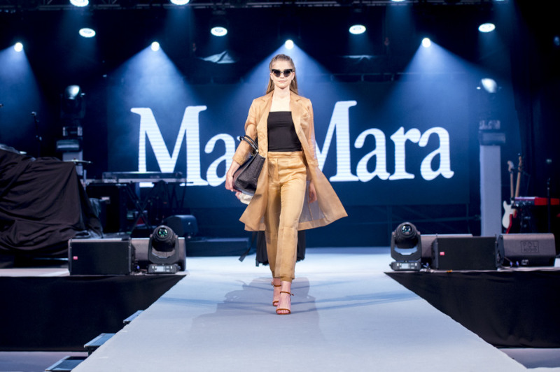 OŚWIETLENIE KONFERENCJI / POKAZÓW / TARGÓW